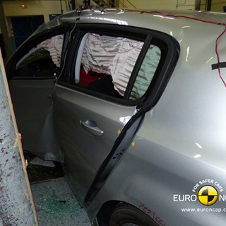Peugeot 308 - Pole crash test 2013 - after crash