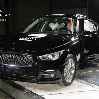 Infiniti Q50 -Pole crash test 2013 - after crash