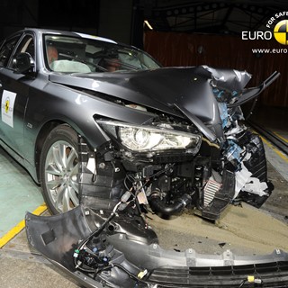 Infiniti Q50 - Frontal crash test 2013 - after crash