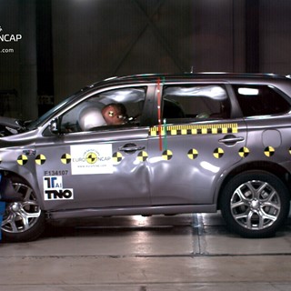 Mitsubishi Outlander PHEV  - Frontal crash test 2013