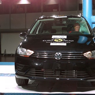 VW Golf Sportsvan - Pole crash test 2014