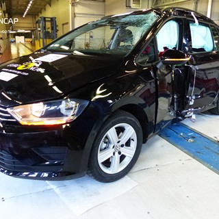 VW Golf Sportsvan  - Pole crash test 2014 - after crash