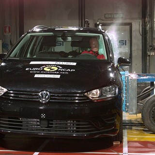VW Golf Sportsvan  - Side crash test 2014