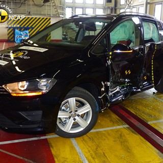 VW Golf Sportsvan  - Side crash test 2014