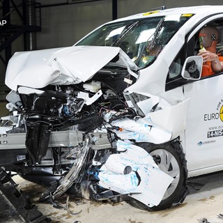 Nissan e-NV200 Evalia - Frontal crash test 2014 - after crash