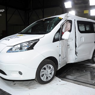 Nissan e-NV200 Evalia  - Pole crash test 2014 - after crash