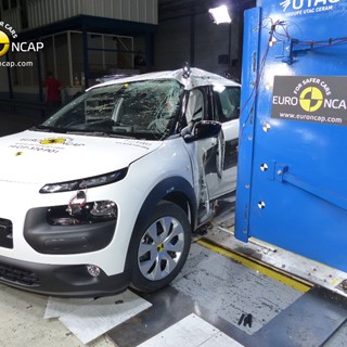 Citroën C4 Cactus  - Pole crash test 2014 - after crash