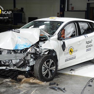Nissan Pulsar - Frontal crash test 2014 - after crash