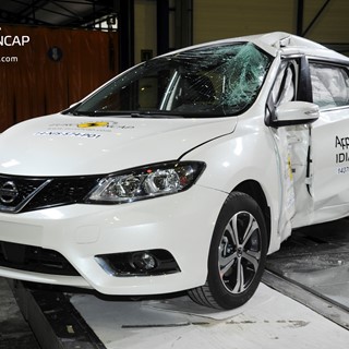 Nissan Pulsar - Pole crash test 2014