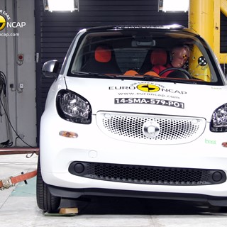 smart fortwo - Pole crash test 2014