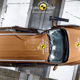 Kia Sorento  - Pole crash test 2014 - after crash