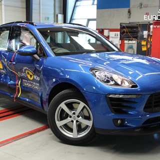 Porsche Macan  - Side crash test 2014