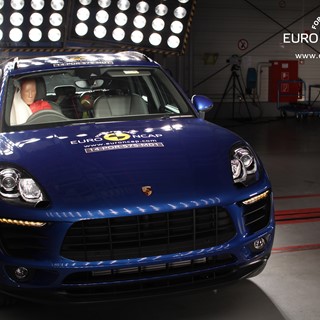 Porsche Macan  - Side crash test 2014