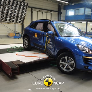 Porsche Macan  - Pole crash test 2014 - after crash