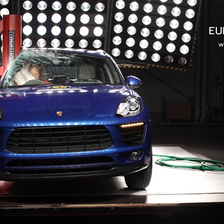 Porsche Macan - Pole crash test 2014