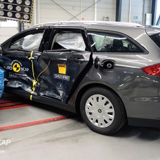 Ford Mondeo  - Side crash test 2014