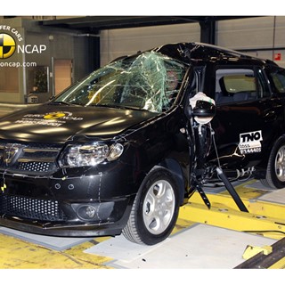 Dacia Logan MCV  - Pole crash test 2014 - after crash