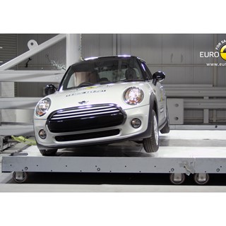 MINI Cooper - Pole crash test 2014