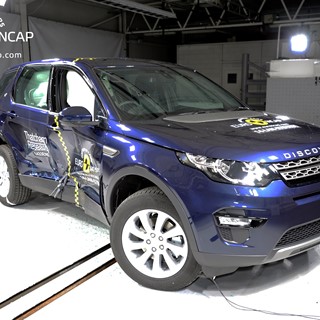 Land Rover Discovery Sport  - Side crash test 2014
