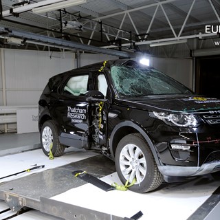 Land Rover Discovery Sport  - Pole crash test 2014 - after crash