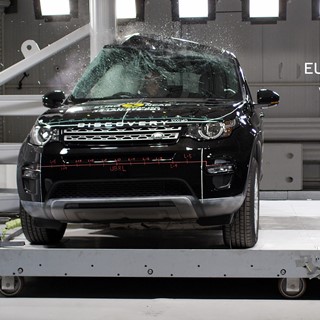 Land Rover Discovery Sport - Pole crash test 2014