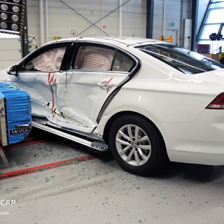 Volkswagen Passat  - Side crash test 2014