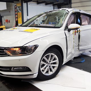 Volkswagen Passat  - Pole crash test 2014 - after crash