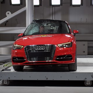 Audi A3 Sportback e-tron - Pole crash test 2014