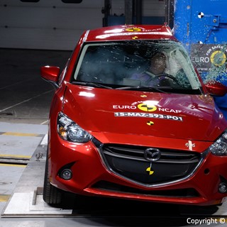 Mazda 2 - Pole crash test 2015