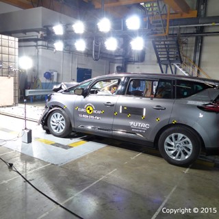 Renault Espace - Frontal Full Width test 2015
