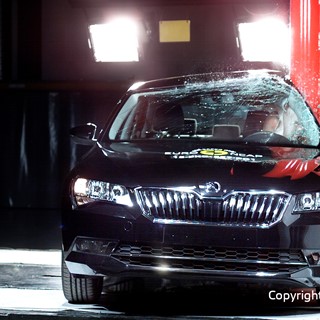 Skoda Superb  - Pole crash test 2015