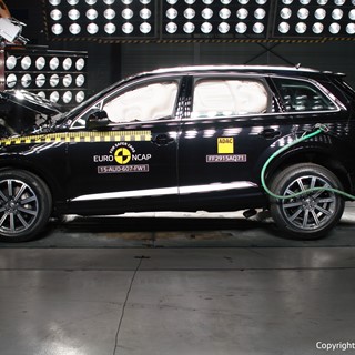 Audi Q7 - Frontal Full Width Test 2015