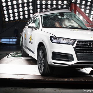 Audi Q7 - Pole Crash Test 2015 - After Crash