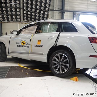 Audi Q7 - Pole Crash Test 2015 - After Crash