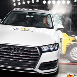 Audi Q7 - Side Crash Test 2015