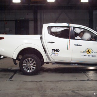 Mitsubishi L200  - Frontal Offset Impact Test 2015