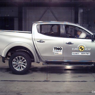 Mitsubishi L200 - Frontal Full Width Test 2015