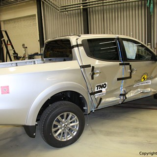 Mitsubishi L200  - Side Crash Test 2015