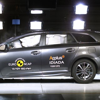 Toyota Avensis - Frontal Full Width test 2015