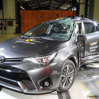 Toyota Avensis  - Pole crash test 2015 - after crash