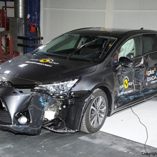 Toyota Avensis  - Side crash test 2015