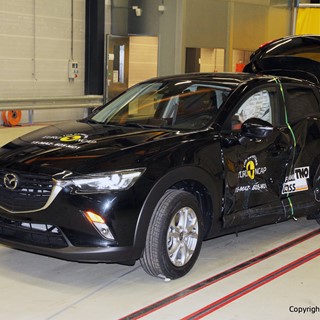 Mazda CX-3  - Side crash test 2015
