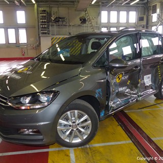 VW Touran  - Side crash test 2015