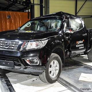 Nissan NP300 Navara - Pole crash test 2015 - after crash