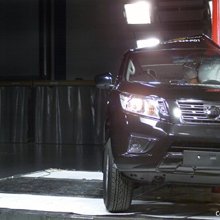 Nissan NP300 Navara - Pole crash test 2015