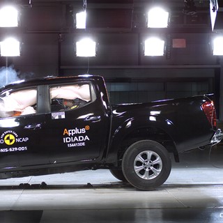 Nissan NP300 Navara - Frontal Offset Impact test 2015