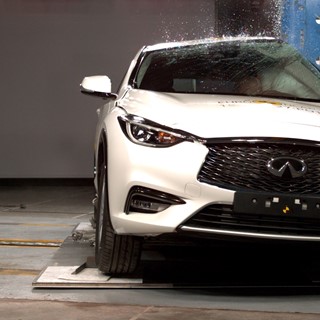Infiniti Q30 - Pole crash test 2015