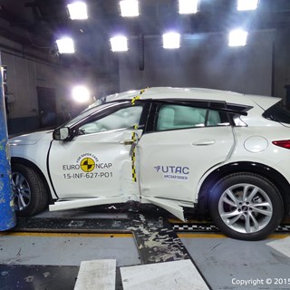 Infiniti Q30 - Pole crash test 2015 - after crash