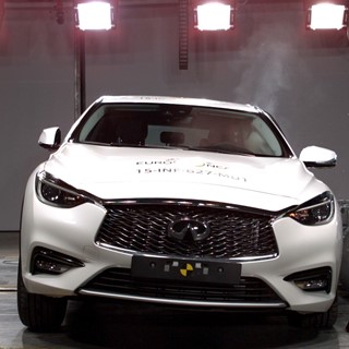 Infiniti Q30 - Side crash test 2015