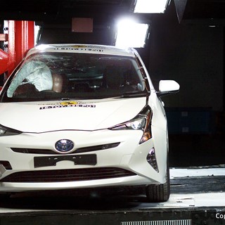 Toyota Prius - Pole crash test 2016